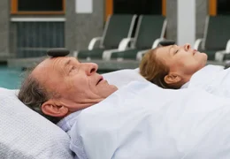 Nach 35 Ehejahren ist die Liebe zwischen Karla (Gila von Weitershausen) und Werner (Michael Mendl) merklich eingerostet. Ein prickelnder Besuch im luxuri&ouml;sen Wellness-Hotel soll ihr Gef&uuml;hlsleben wieder in Schwung bringen.