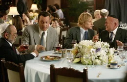 Den beiden Hochzeits-Crasher John Beckwith (Owen Wilson, 2.v.r.) und Jeremy Grey (Vince Vaughn, 2.v.l.) ist es v&ouml;llig egal, ob es eine katholische, j&uuml;dische oder griechisch-orthodoxe Hochzeit ist, solange da h&uuml;bsche, bereitwillige M&auml;dchen herumlaufen ...