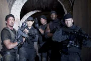 L-R: Barney Ross (Sylvester Stallone), Yin Yang (Jet Li), Toll Road (Randy Couture), Hale Caesar (Terry Crews) und Lee Christmas (Jason Statham)