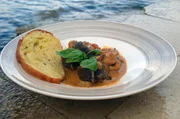 In Tivat, in der Bucht von Kotor, isst man Brudet, den typischen Fischeintopf Montenegros. Das Rezept passt sich an den Fang des Tages an und wird mit in Oliven&ouml;l getr&auml;nktem Brot serviert.