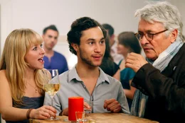 Gerd (Henry H&uuml;bchen, rechts) findet es nicht gut, dass seine Exfrau ihrer Tochter Lisa (Jasmin Schwiers) die Heirat mit dem den Kroaten Hrvoje (Ludwig Trepte) ausreden will.