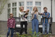 L-R: Kevin Griswold (Steele Stebbins), Audrey Griswold (Leslie Mann), Debbie Griswold (Christina Applegate), James Griswold (Skyler Gisondo).