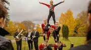 Die Turngemeinschaft SV Gerlau und die Gerlauer Spatzen erweisen Rolf auf dem Friedhof die letzte Ehre. Links: Gerald (Horst Kotterba), Lilly (Amy Binder), Lotti (Gina Binder)