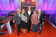Moderator Florian Weber stellt in seinem SWR Wissensquiz „Meister des Alltags“ die Alltagstauglichkeit seiner prominenten Kandidaten auf die Probe. „Meister des Alltags“ spendet seinen Gewinn einem guten Zweck. v.li.: Bodo Bach, Enie van de Meiklokjes, Florian Weber, Alice Hoffmann und Guido Cantz. Moderator Florian Weber stellt in seinem SWR Wissensquiz „Meister des Alltags“ die Alltagstauglichkeit seiner prominenten Kandidaten auf die Probe. „Meister des Alltags“ spendet seinen Gewinn einem guten Zweck. v.li.: Bodo Bach, Enie van de Meiklokjes, Florian Weber, Alice Hoffmann und Guido Cantz.