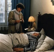 B&auml;rbels Mutter (Monika Baumgartner) k&uuml;mmert sich um den kranken Meister Eder (Gustl Bayrhammer).