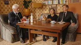 Die Witwe Christa (Steffi K&uuml;hnert) will keinen Beistand vom Gerlauer Spatz Gerald (Horst Kotterba, re.).