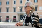 Margarethe von Trotta erinnert sich gerne an ihr Leben und ihre Arbeit in Rom zur&uuml;ck. Hier hat sie viele Gr&ouml;&szlig;en des italienischen Kinos kennengelernt, unter anderem Federico Fellini. 1993 drehte sie Zeit des Zorns in der italienischen Hauptstadt.