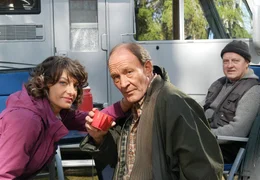 G&uuml;nther (Paul Fa&szlig;nacht) und Ursula (Catrin Striebeck) tr&ouml;sten Werner (Michael Mendl, Mitte), dessen Frau v&ouml;llig entnervt vom Campingplatz geflohen ist.