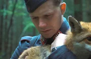In der &bdquo;Der Fuchs&ldquo; von Autor und Regisseur Adrian Goiginger spielt Simon Morz&eacute; den Soldaten Franz, der Freundschaft bei einem jungen Fuchs findet.