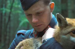 In der &bdquo;Der Fuchs&ldquo; von Autor und Regisseur Adrian Goiginger spielt Simon Morz&eacute; den Soldaten Franz, der Freundschaft bei einem jungen Fuchs findet.