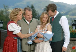 Richard Steiner (Fritz Wepper, 2.v.li.) und seine Gattin Christina (Michaela May, li.) bewundern das Baby von Toni (Stefan Murr) und Susi (Jenny-Marie Muck).