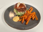 Hans-Jörg Bachmeier kocht Laugenburger mit Schweinswürstl Patty, bayerischem Cole Slaw und Süßkartoffel-Pommes. Hans-Jörg Bachmeier kocht Laugenburger mit Schweinswürstl Patty, bayerischem Cole Slaw und Süßkartoffel-Pommes.