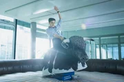Bullriding im B&uuml;ro: Julian Koechlin als Michi Wyss