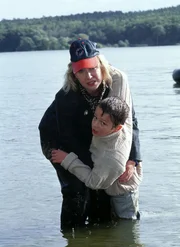 Auf dem Weg zum Boot hat Ilse (Christiane Reiff) einen kleinen Jungen (Paul Fr&ouml;hling) entdeckt, der zu ertrinken drohte. Beherzt rettet sie dem kleinen Jungen das Leben...