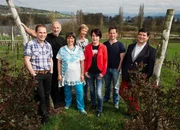 Eusi Landchuchi - Folge 1 Gruppenbild der Protagonisten: Sepp D&auml;hler, Michel Bessard, Lisetta Loretz Crameri, Paulette Deladoey, Fabiana Matasci, Gieri Derungs, Martin Jenni