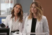 Treffen sich mit der Besitzerin des Patents f&uuml;r das Polymer: Jo (Camilla Luddington, l.) und Meredith (Ellen Pompeo, r.) ...