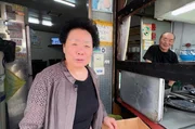 Frisches Brathähnchen ist auch bei Gastronomin Park Soon-Hee und ihrem Ehemann ein Hit. Frisches Brathähnchen ist auch bei Gastronomin Park Soon-Hee und ihrem Ehemann ein Hit.