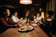 Neumatt Staffel 1 2020 Produktion: Zodiac Pictures Ltd Regie: Sabine Boss/Pierre Monnard Buch: Marianne Wendt Folge 2 Hauptmotiv 3 Kriegsrat am Familientisch: v.l. Rachel Braunschweig als Katharina, Jérôme Humm als Lorenz, Marlise Fischer als Trudi, Julian Koechlin als Michi und Sophie Hutter als Sarah Wyss Neumatt Staffel 1 2020 Produktion: Zodiac Pictures Ltd Regie: Sabine Boss/Pierre Monnard Buch: Marianne Wendt Folge 2 Hauptmotiv 3 Kriegsrat am Familientisch: v.l. Rachel Braunschweig als Katharina, Jérôme Humm als Lorenz, Marlise Fischer als Trudi, Julian Koechlin als Michi und Sophie Hutter als Sarah Wyss