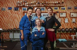 Neue Wege f&uuml;r das in die Jahre gekommene Fitnessstudio von Familie Hopp: Daniela (Lucie Heinze, li.), Christa (Steffi K&uuml;hnert, Mitte), Serafina (Frida-Lovisa Hamann, re.) und Emma (Selma Suckf&uuml;ll, vorne) halten zusammen.