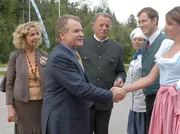 Hotelleiter Hannes Lochbrunner (Franz Buchrieser, 3.v.li.) stellt Richard Steiner (Fritz Wepper, 2.v.li.) und seiner Gattin Christina (Michaela May, li.) die Angestellten ihres neu ererbten Hotels vor: K&ouml;chin Elisabeth Lochbrunner (Susanna Kraus, 3.v.re.), Oberkellner Toni (Stefan Murr, 2.v.re.) und Zimmerm&auml;dchen Traudlinde (Sophie Wepper).