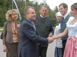 Hotelleiter Hannes Lochbrunner (Franz Buchrieser, 3.v.li.) stellt Richard Steiner (Fritz Wepper, 2.v.li.) und seiner Gattin Christina (Michaela May, li.) die Angestellten ihres neu ererbten Hotels vor: K&ouml;chin Elisabeth Lochbrunner (Susanna Kraus, 3.v.re.), Oberkellner Toni (Stefan Murr, 2.v.re.) und Zimmerm&auml;dchen Traudlinde (Sophie Wepper).