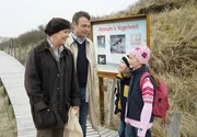 Karla (Gila von Weitershausen) stellt Markus (Krystian Martinek) ihre beiden Enkelkinder Jule (Mathilde Bundschuh) und Max (Timon Straka) vor.
