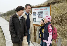 Karla (Gila von Weitershausen) stellt Markus (Krystian Martinek) ihre beiden Enkelkinder Jule (Mathilde Bundschuh) und Max (Timon Straka) vor.