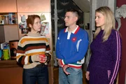 Die Ermittlungen belasten die Beziehung von Toni (Olivia Marei, l.) und Moritz (Lennart Borchert). Rechts Alicia (Josefin Bressel)