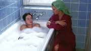 Conny (Kristin Lenhardt, li.) &uuml;berzeugt Bine (Anette Hellwig) davon, dass Evas r&uuml;de Methoden der Disziplinierung der Gefangenen eine Geschichte wert sind. Die beiden schmieden einen Plan, um Eva blo&szlig;zustellen.