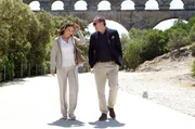 Eine Pause am Pont du Gard: Jacques (Arnaud Viard) zeigt Anne (Diane Lane) die Sehensw&uuml;rdigkeiten Frankreichs.