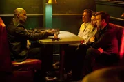Als Nick (Jason Bateman, 2.v.l..), Dale (Charlie Day, 2.v.r.) und Kurt (Jason Sudeikis, r.) ihre jeweiligen Chefs einfach nicht mehr aushalten, treffen sie die Entscheidung, sie ein f&uuml;r alle Mal aus dem Weg zu r&auml;umen. Doch anstatt den Auftrag anzunehmen, gibt der Killer Jones (Jamie Foxx, l.) den drei M&auml;nnern nur einen fragw&uuml;rdigen Ratschlag ...