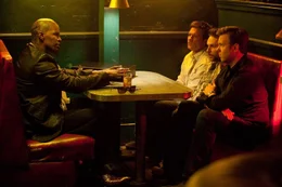 Als Nick (Jason Bateman, 2.v.l..), Dale (Charlie Day, 2.v.r.) und Kurt (Jason Sudeikis, r.) ihre jeweiligen Chefs einfach nicht mehr aushalten, treffen sie die Entscheidung, sie ein f&uuml;r alle Mal aus dem Weg zu r&auml;umen. Doch anstatt den Auftrag anzunehmen, gibt der Killer Jones (Jamie Foxx, l.) den drei M&auml;nnern nur einen fragw&uuml;rdigen Ratschlag ...