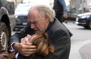 Dominique (Ina Paule Klink) ist vor Borcherts (Christian Kohlund) Augen unter einen Lieferwagen gestürzt und hat sich verletzt. Dominique (Ina Paule Klink) ist vor Borcherts (Christian Kohlund) Augen unter einen Lieferwagen gestürzt und hat sich verletzt.