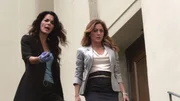 Jane (Angie Harmon, r.) und Maura (Sasha Alexander) ermitteln an der Boston University in einem mysteri&ouml;sen Mordfall an einer jungen Sportstudentin.
