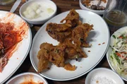 Der Imbissbuden-Verkaufsschlager in der südkoreanischen Hauptstadt ist frisches Brathähnchen. Der Imbissbuden-Verkaufsschlager in der südkoreanischen Hauptstadt ist frisches Brathähnchen.