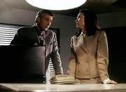 Anwalt Worthy (David Dukes, l.) bespricht mit seiner Mandantin Mary Capshaw (Marta Martin, r.), die unter Mordverdacht steht, die Verteidigungsstrategie.