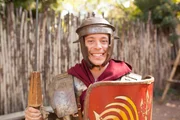 Checker Tobi in Legion&auml;rsausr&uuml;stung vor einem Castrum.