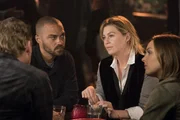 Während sich Jackson (Jesse Williams, l.) für ein Projekt entscheiden muss, stoßen Meredith (Ellen Pompeo, M.) und Jo (Camilla Luddington, r.) zufällig über eine gute Idee ... Während sich Jackson (Jesse Williams, l.) für ein Projekt entscheiden muss, stoßen Meredith (Ellen Pompeo, M.) und Jo (Camilla Luddington, r.) zufällig über eine gute Idee ...