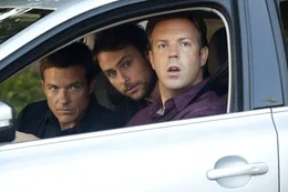 Die drei Freunde Kurt (Jason Sudeikis, r.), Dale (Charlie Day, M.) und Nick (Jason Bateman, l.) haben eins gemeinsam, sie leiden alle unter ihrem jeweiligen Chef - doch das wollen sie jetzt ein f&uuml;r alle Mal &auml;ndern ...