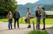 Auf dem Weg ins Haus des Verstorbenen treffen die Kommissare Jerry Paulsen (Peter Marton, 2.v.l.) und Sophia Strasser (Katharina Goebel, l.) zusammen mit dem Paar Jakob (Julian Bayer, M.) und Klara Leitner (Alena von Aufschaiter, 2.v.r.) auf die Praktikantin des Tierarztes Delilah (Laila Khaddour, r.), die gerade erst von dem Tod ihres Chefs erfahren hat.
