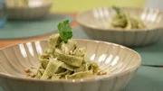Heute gibt es selbstgemachte Pasta mit Walnuss-Petersilie-Pesto.