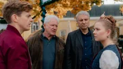 Kalli (Ferdinand Hofer) ist nicht begeistert, dass Annelie (Daria Vivien Wolf) die Kommissare Ivo Batic (Miroslav Nemec, 2. von links) und Franz Leitmayr (Udo Wachtveitl, 2. von rechts) bei den Ermittlungen unterst&uuml;tzt.