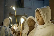 Tausende von Pilgern kommen f&uuml;r die Karwoche nach Lalibela. Wei&szlig; ist die Farbe dieses Ritus.