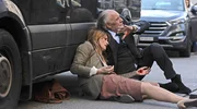 Dominique (Ina Paule Klink) ist vor Borcherts (Christian Kohlund) Augen unter einen Lieferwagen gestürzt und hat sich verletzt. Dominique (Ina Paule Klink) ist vor Borcherts (Christian Kohlund) Augen unter einen Lieferwagen gestürzt und hat sich verletzt.