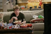 Macht sich einen gemütlichen Abend: Jake (Angus T. Jones) ... Macht sich einen gemütlichen Abend: Jake (Angus T. Jones) ...