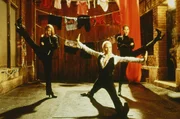 Drei Engel mit Kick: Dylan (Drew Barrymore, l.), Natalie (Cameron Diaz, M.) und Alex (Lucy Liu, r.) ...