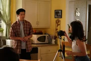 Eddie Huang (Hudson Yang, l.); Jessica Huang (Constance Wu, r.)