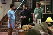 Charlie (Charlie Sheen, l.) ist &uuml;berrascht, als er Alan (Jon Cryer, M.) mit seiner neuen Internetbekanntschaft Beverly (Allison Janney, r.) antrifft ...