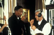 Regisseur Lee Tamahori (r.) mit seinem Hauptdarsteller Morgan Freeman (l.) im Gespr&auml;ch ...