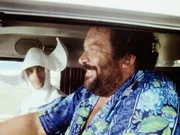 Charlie (Bud Spencer, r.) macht sich &uuml;ber das Kost&uuml;m seines Halbbruders Johnny (Terence Hill, l.) lustig, was dieser wiederum nicht zum Lachen findet ...